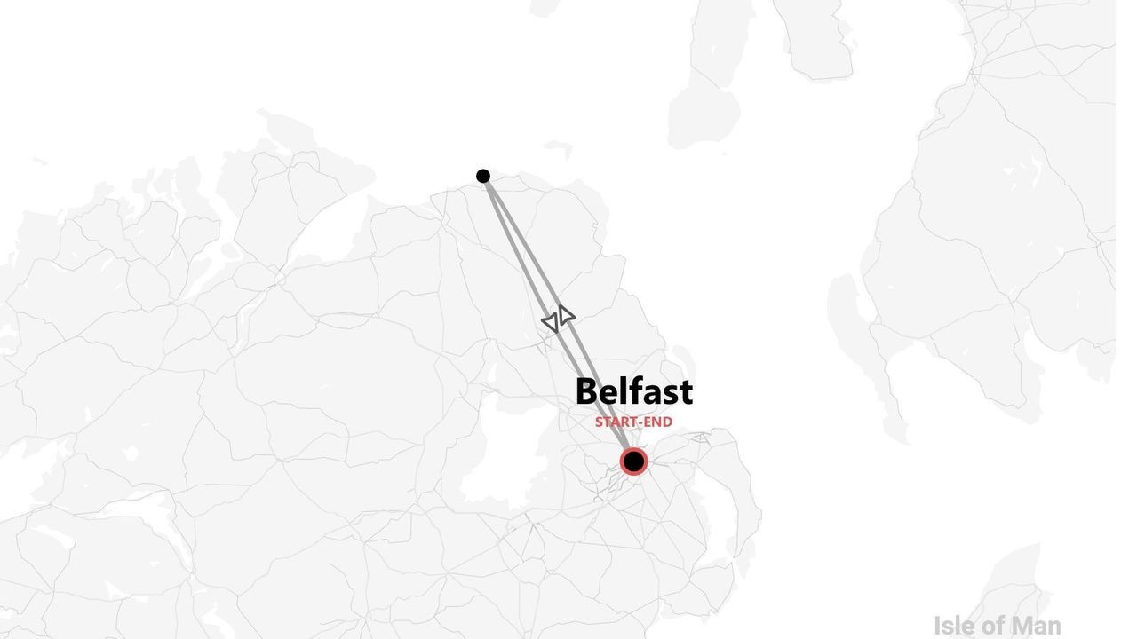 Una mappa minimalista dell'Irlanda del Nord che mostra un itinerario di viaggio che inizia e finisce a Belfast.