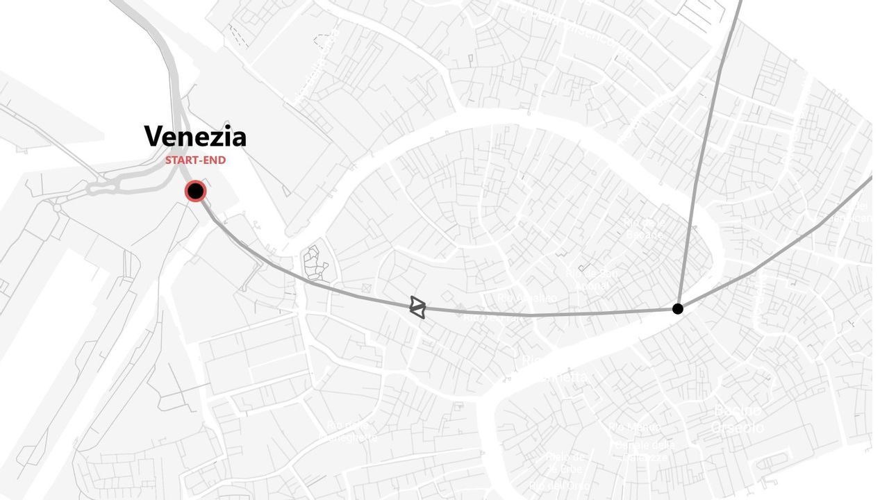 Una mappa stilizzata in scala di grigi di Venezia, che mostra un percorso turistico con un segnaposto rosso che indica il punto di partenza e di arrivo.