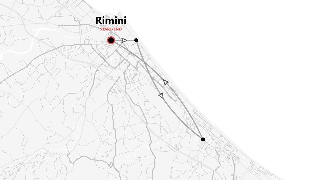 Una mappa stilizzata in bianco e nero che illustra un itinerario circolare con partenza e arrivo a Rimini, segnato da un punto rosso.
