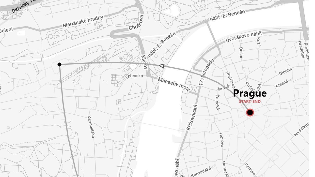 Plan de Prague en noir et blanc, avec un itinéraire partant et arrivant au cœur de la ville, traversant des rues telles que le Pont Mánes.