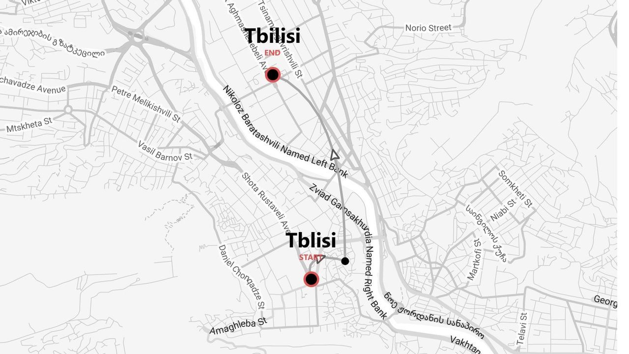 Una mappa di Tbilisi che mostra un percorso con punti di inizio e fine segnati sulle strade della città.
