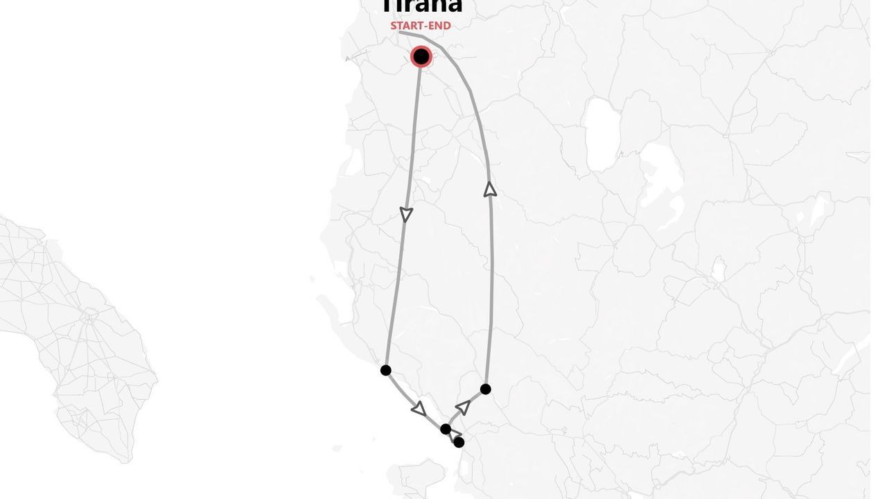 Un mapa que muestra un itinerario de viaje con una ruta circular que comienza y termina en Tirana, marcada con un círculo rojo.