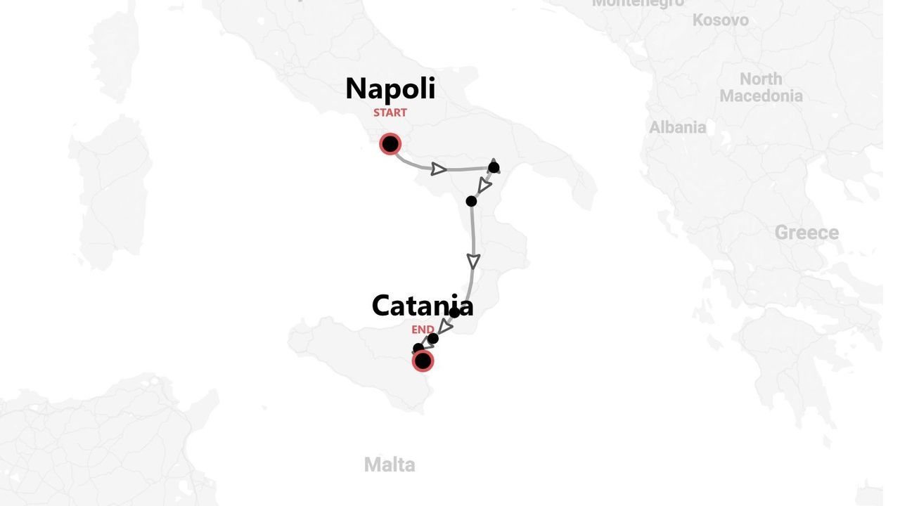 Una mappa mostra un percorso attraverso l'Italia meridionale, con partenza da Napoli e arrivo a Catania.