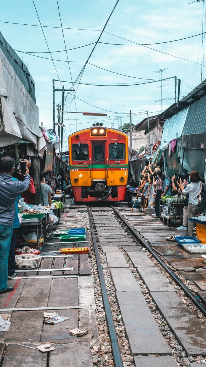 railway-market-thailand-experience-local-fishmarket-maeklnog.jpeg