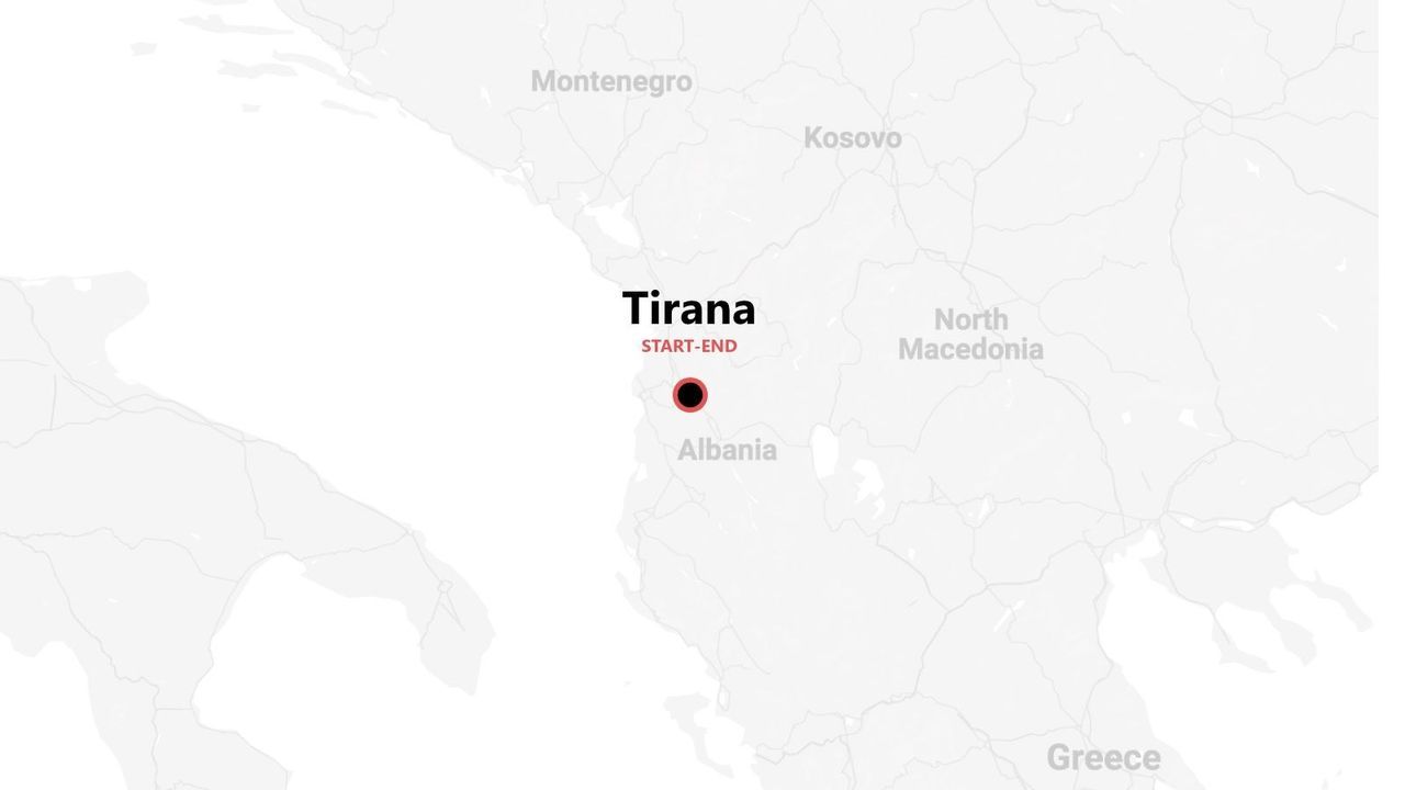 Mappa dell'Albania centrata su Tirana, punto di partenza e arrivo per un viaggio, con paesi circostanti come Montenegro e Kosovo.