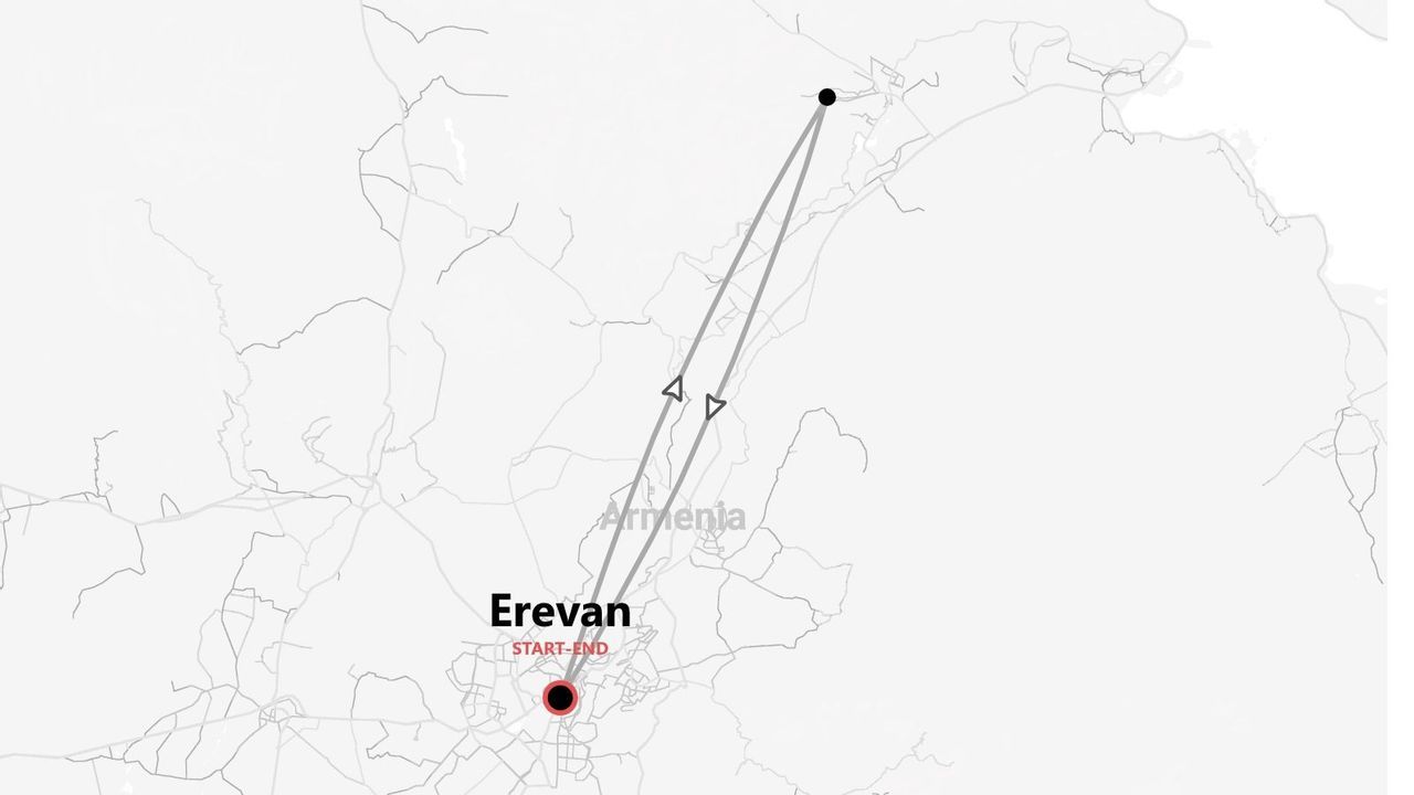Une carte en noir et blanc de l'Arménie présentant un itinéraire de circuit aller-retour, avec Erevan comme point de départ et d'arrivée.