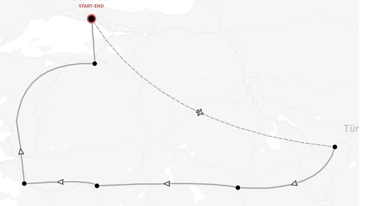 Eine Karte, die eine Rundreise durch die Türkei mit Landrouten und einem Flugweg darstellt.
