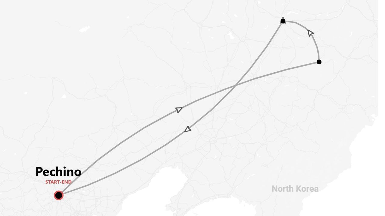 Una mappa stilizzata che mostra un itinerario di viaggio con partenza e arrivo a Pechino, e il percorso che passa vicino alla Corea del Nord.