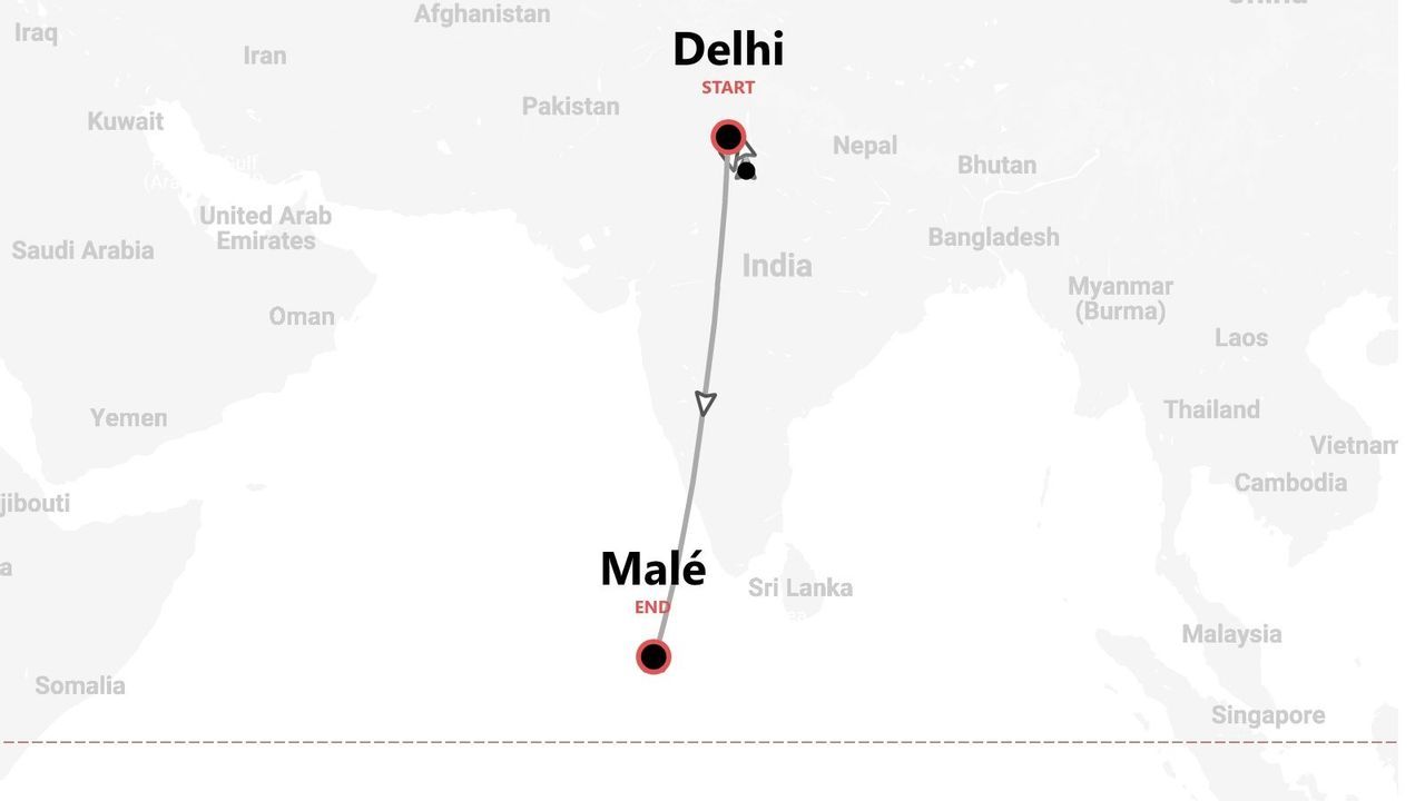 Una mappa che illustra un itinerario di viaggio con partenza da Delhi, India, e arrivo a Malé, Maldive.