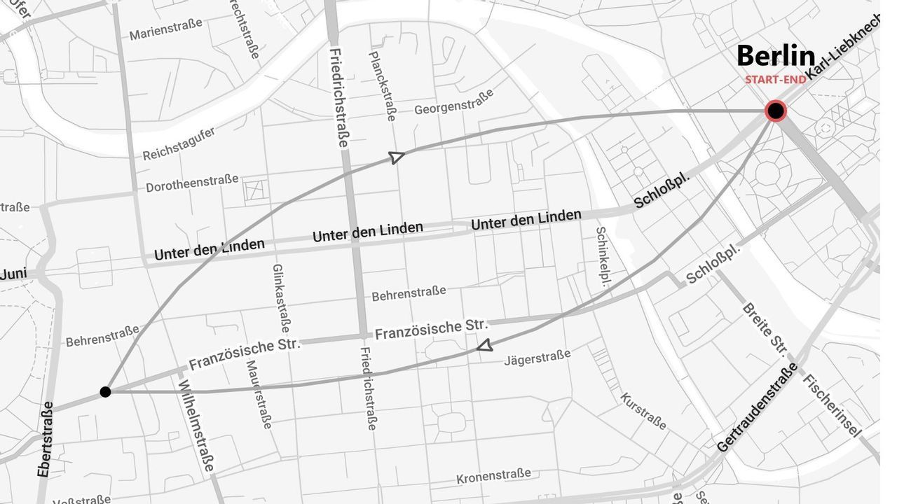 Plano callejero del centro de Berlín con nombres de calles como Unter den Linden y Friedrichstraße que marcan una ruta circular.
