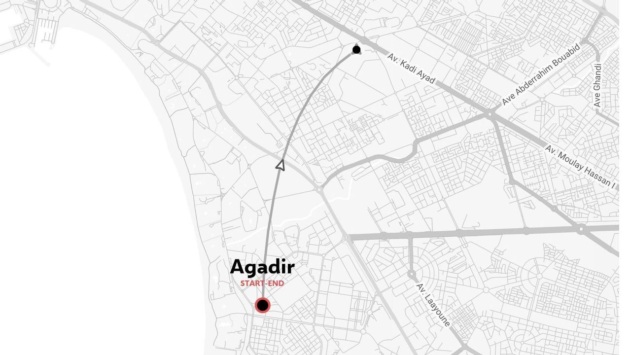 Une carte d'Agadir montrant un itinéraire de voyage avec un point de départ et d'arrivée dans la ville.
