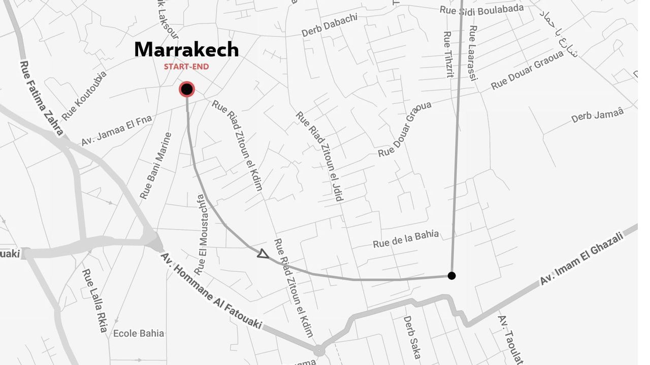 Plan de Marrakech montrant un itinéraire de promenade à travers les rues locales depuis un point de départ et d'arrivée rouge