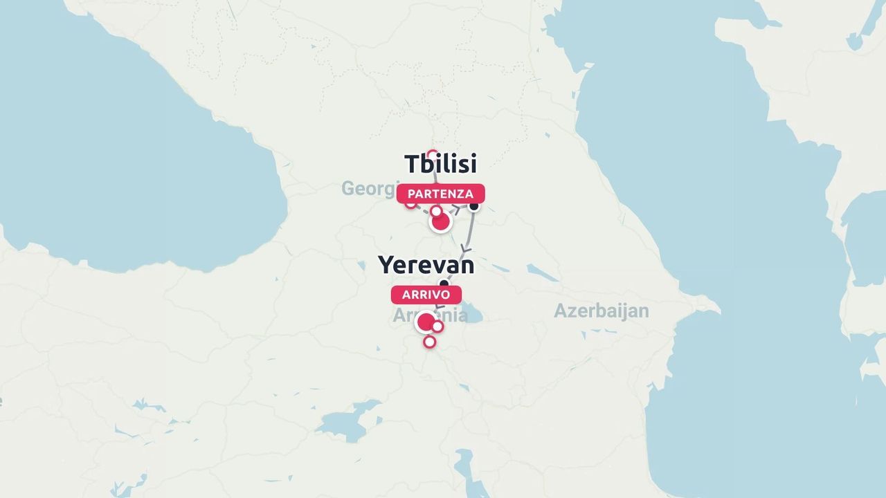 Una mappa del percorso di viaggio che mostra un itinerario da Tbilisi, in Georgia, a Yerevan, in Armenia, con punti di passaggio contrassegnati.