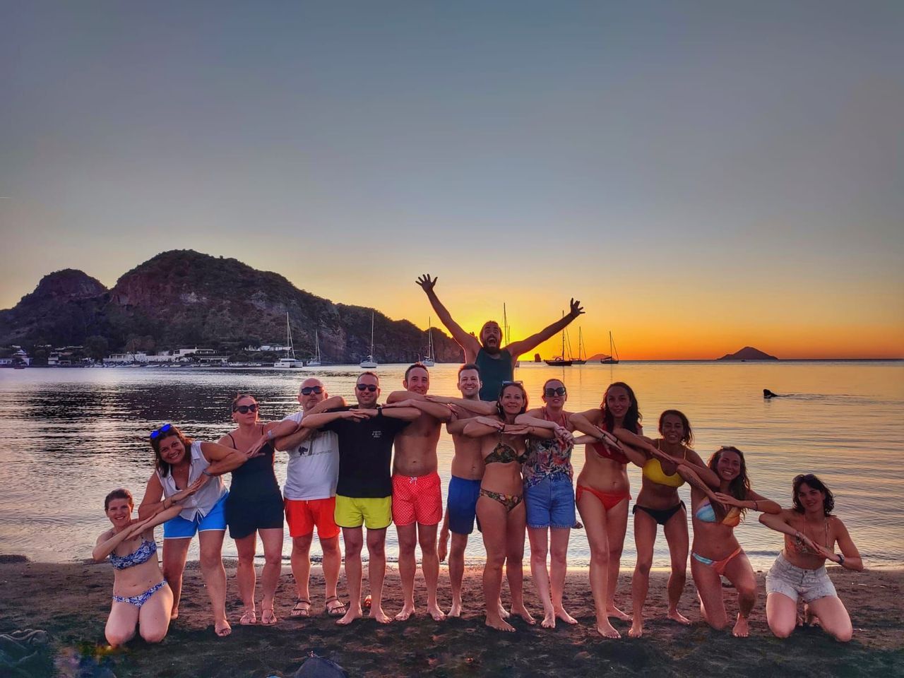viaggio-sicilia-eolie-gruppo-vulcano-mare-spiaggia-estate.jpeg