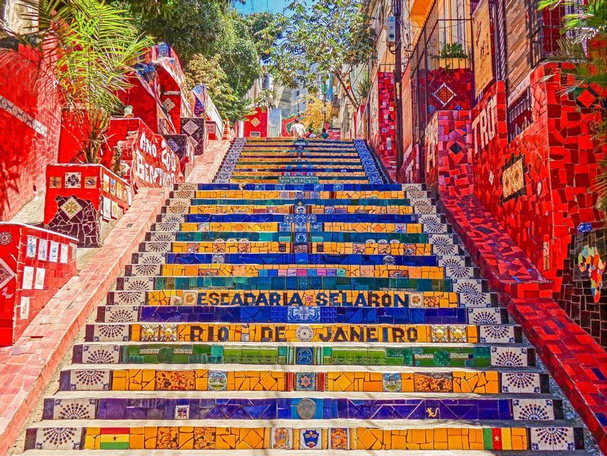 Die Escadaria Selarón in Rio de Janeiro, eine breite öffentliche Treppe, bedeckt mit bunten gelben, blauen und grünen Mosaikfliesen.