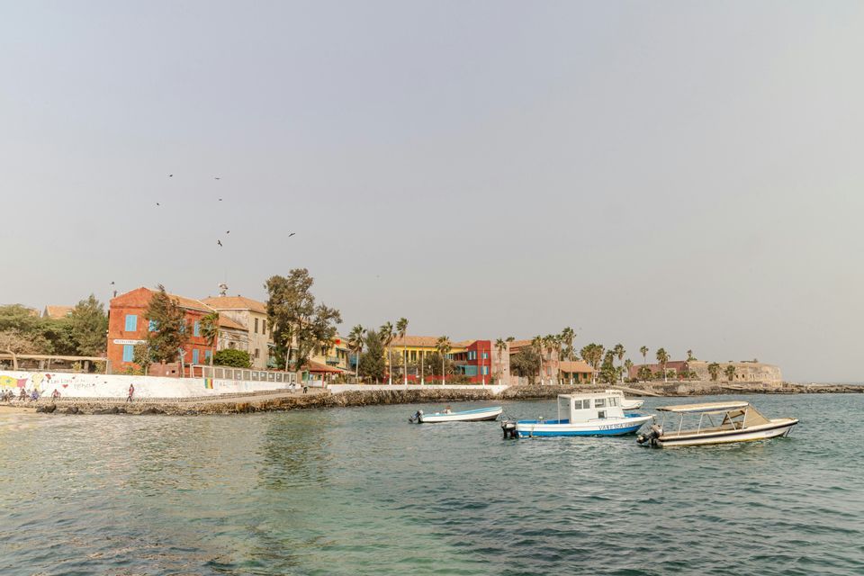 Una vista de un pintoresco pueblo costero desde el agua, con varias barcas amarradas en la bahía.