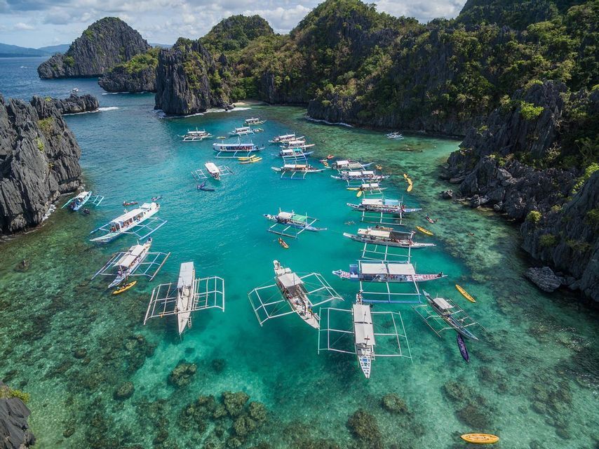 philippines-tour-travel-group-weroad-beach