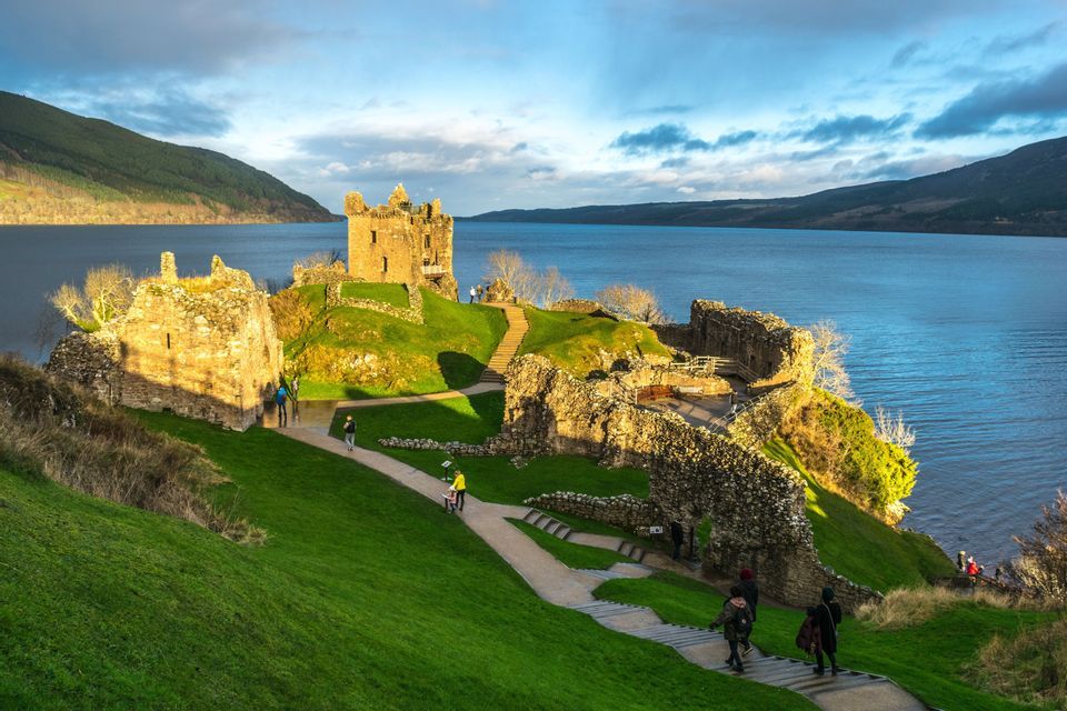 Loch Ness e Castello di Urquhart, Scozia | WeRoad Vista panoramica del Loch Ness con il Castello di Urquhart sulla riva, Scozia