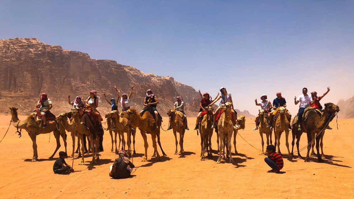 viaggio-di-gruppo-giordania-weroad-cammello-deserto.jpg