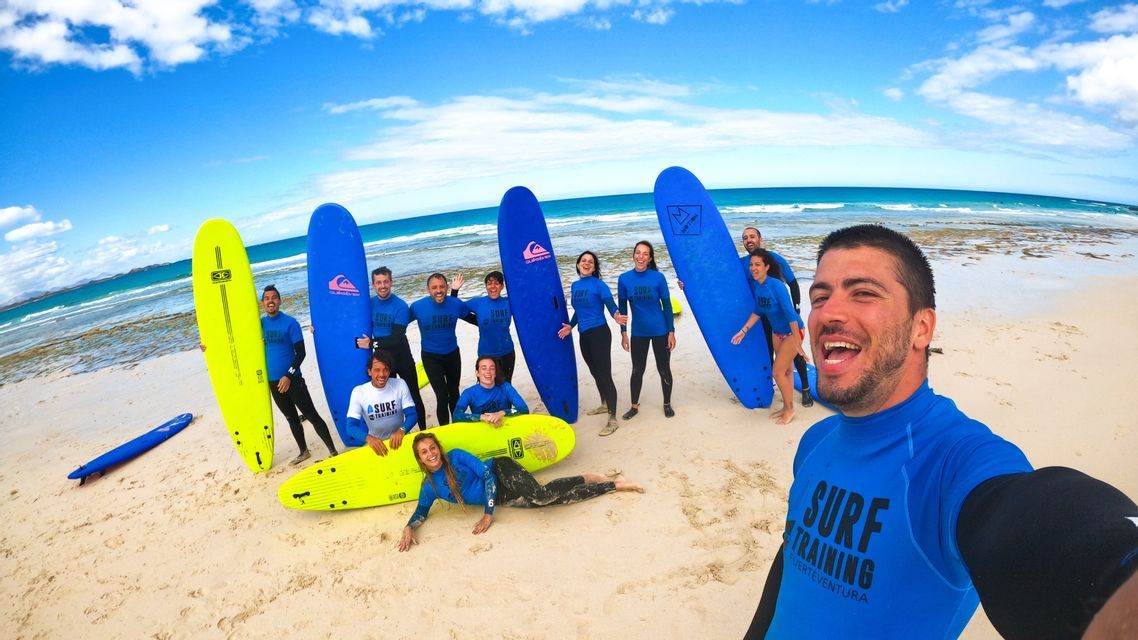 Selfie di persone con tavole da surf vicino al mare - WeRoad