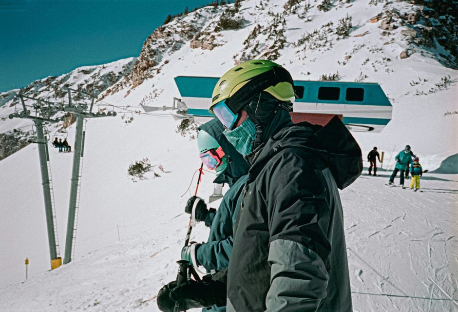Viaggio di gruppo WeRoad: sciatori su pendio innevato, con seggiovia e funivia.