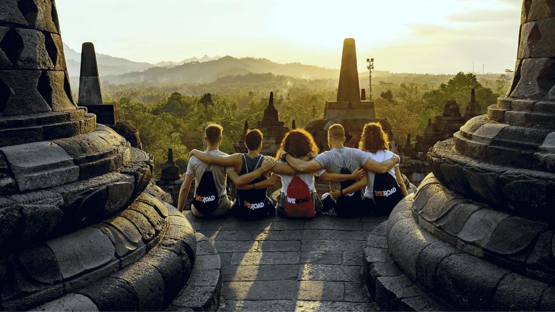 Foto di un gruppo di persone in Indonesia a Giava a Borobudur in estate WeRoad