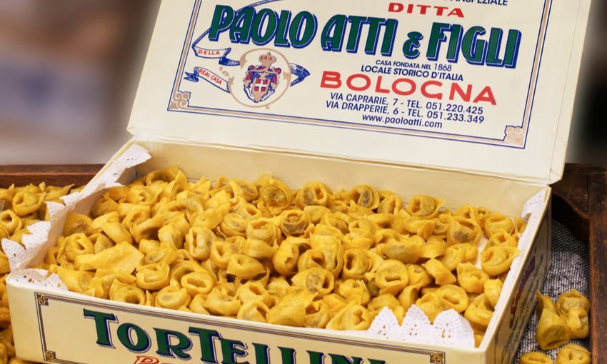 Una scatola di tortellini freschi fatti a mano da Paolo Atti & Figli, storico negozio di Bologna, esposta in vendita.