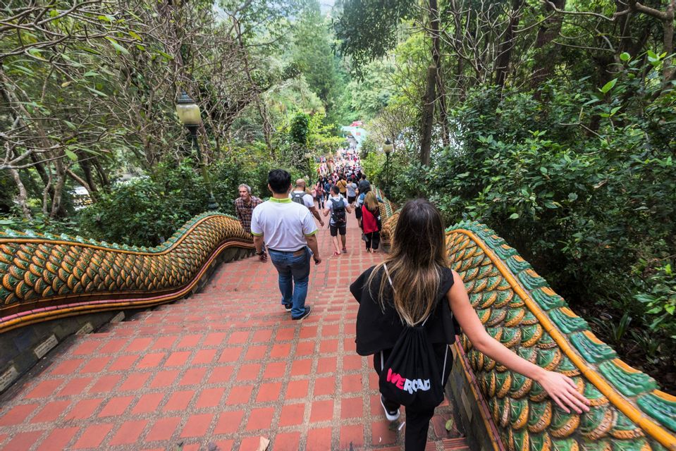 Foto di una ragazza che scende le Scale del Dragone a Chiang Mai in Thailandia - WeRoad