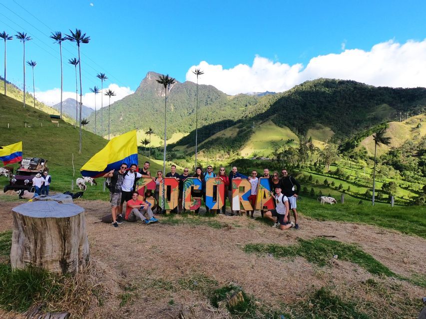 Foto di gruppo nella Valle del Cocora in Salento in Colombia ad agosto in estate - WeRoad
