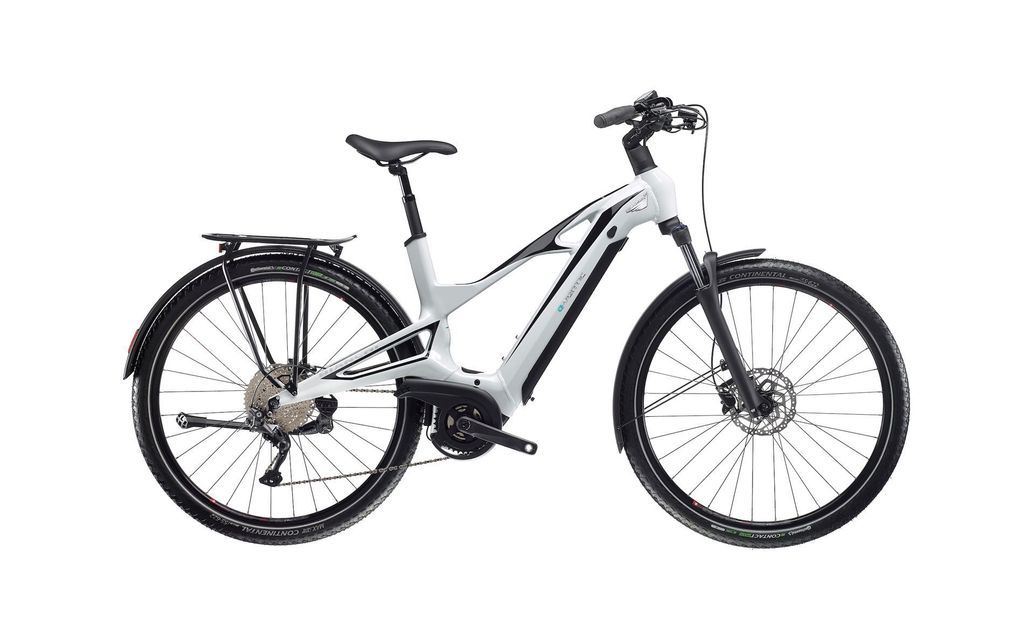 Una bicicletta elettrica bianca e nera con telaio ad accesso facilitato, parafanghi e portapacchi posteriore, isolata su sfondo bianco.