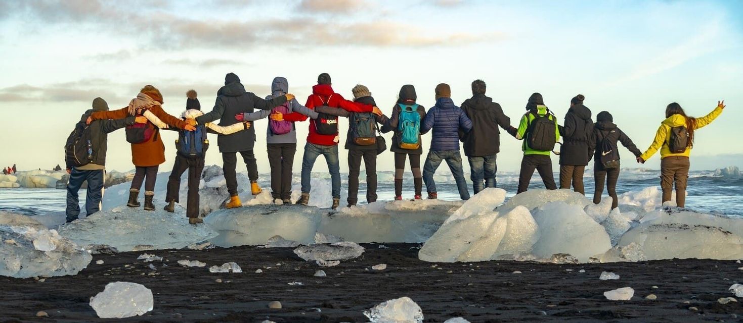 viaggio-islanda-avventura-gruppo-spiaggia-nera-ghiaccio-inverno.jpg