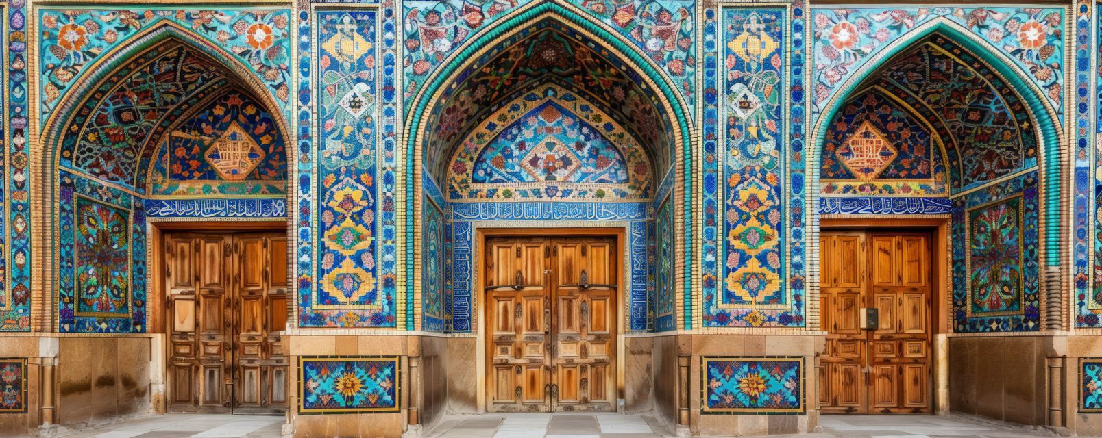 Tre porte in legno ad arco su una facciata di un edificio, adornata da intricate piastrelle a mosaico floreale blu, giallo e turchese.