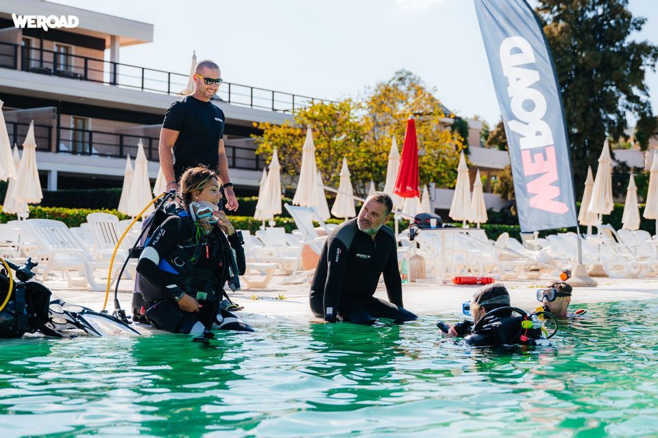 Viaggio di gruppo WeRoad per imparare a fare subacquea con istruttore in piscina di giorno.