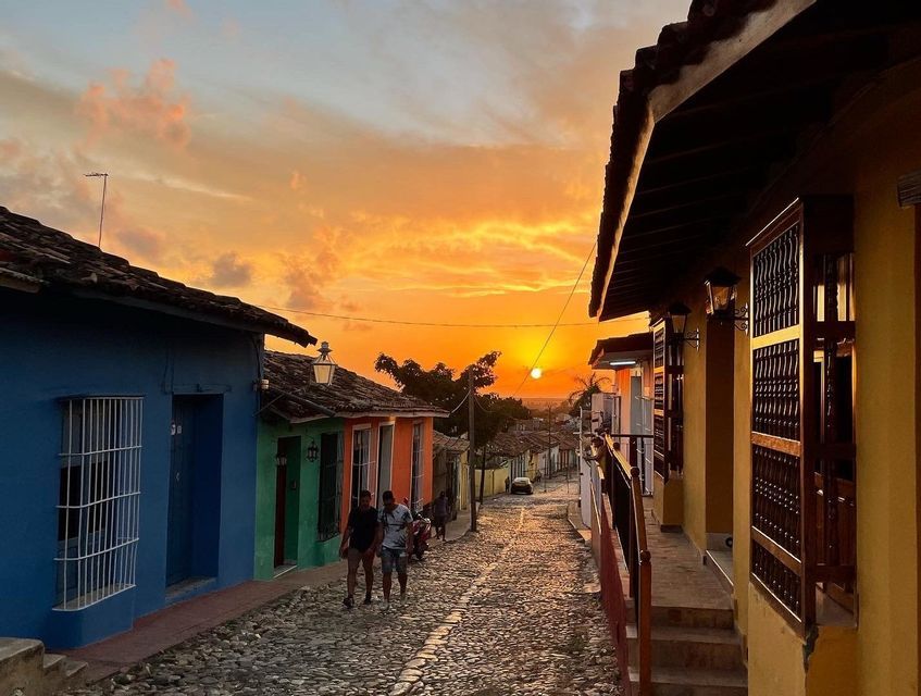 Foto di un tramonto in una via colorata di Cuba - WeRoad