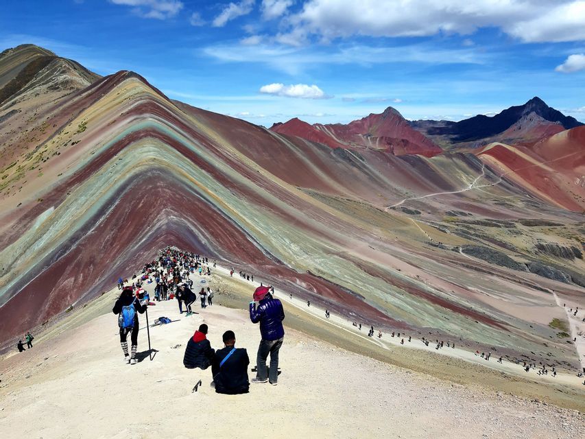 foto di gruppo WeRoad alle Rainbow Mountains in Perù
