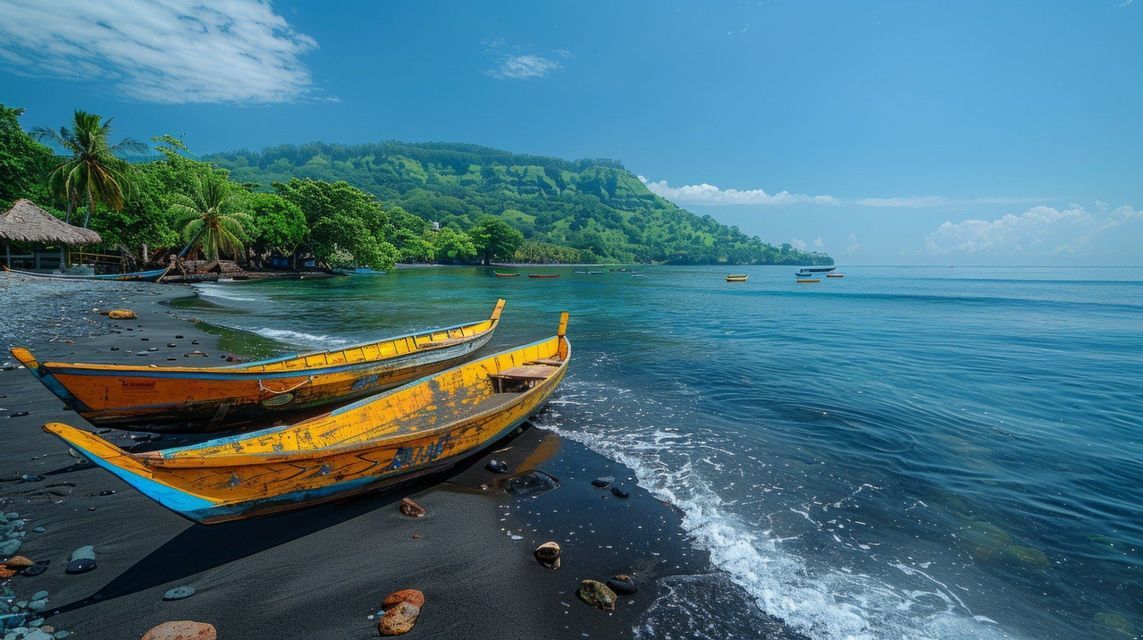 Deux bateaux jaunes sur une plage de sable noir, près d'une eau bleue calme, face à une colline verdoyante et boisée.