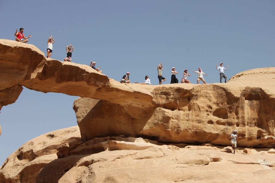 viaggio-di-gruppo-giordania-weroad-sassi-deserto-um-fruth-bridge.jpg