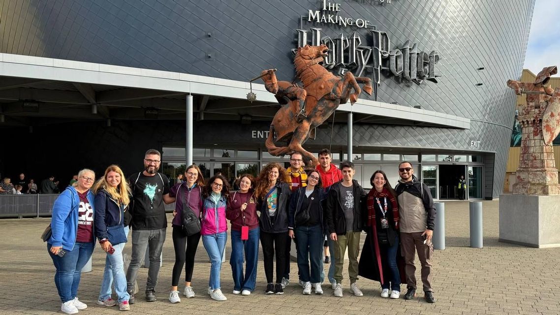Un gruppo WeRoad in posa per una foto all'ingresso del tour degli studi di The Making of Harry Potter.