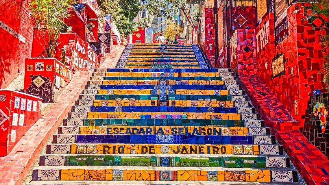 Die farbenfrohen Mosaikstufen der Escadaria Selarón in Rio de Janeiro, mit dem Städtenamen in Fliesen, von unten gesehen.