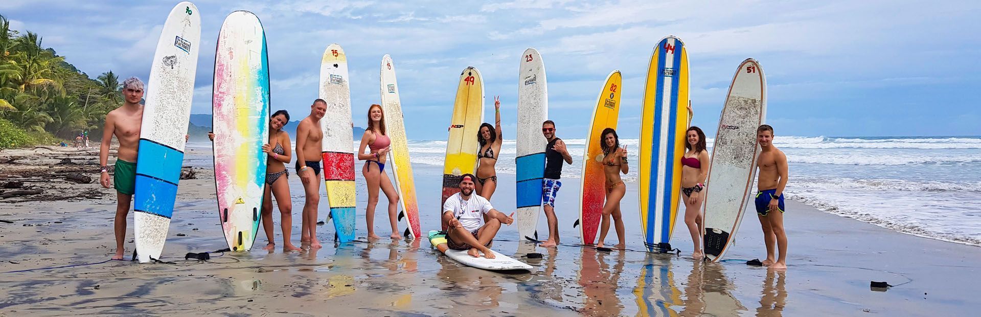 Gruppo WeRoad fa surf in Costa Rica