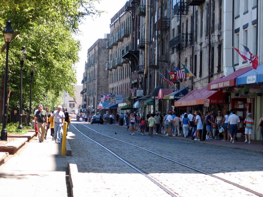 River Street, Savannah (photo Aude, CC BY-SA 2.5, Wikimedia Commons) People walking along River Street in Savannah with its historic brick buildings.