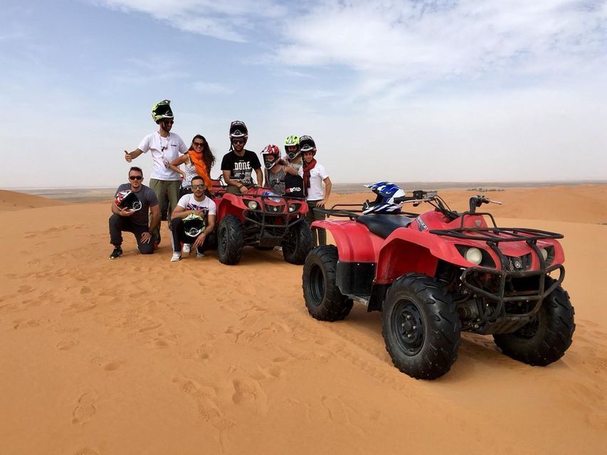Personas de excursión en quad sobre el desierto en Marruecos