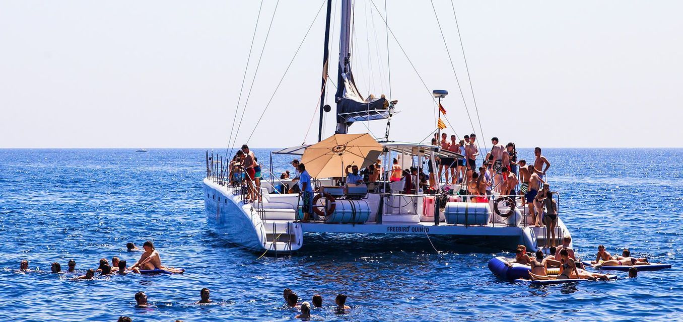 Un viaggio di gruppo WeRoad rilassandosi su un catamarano a vela e nuotando nel mare blu in una giornata di sole