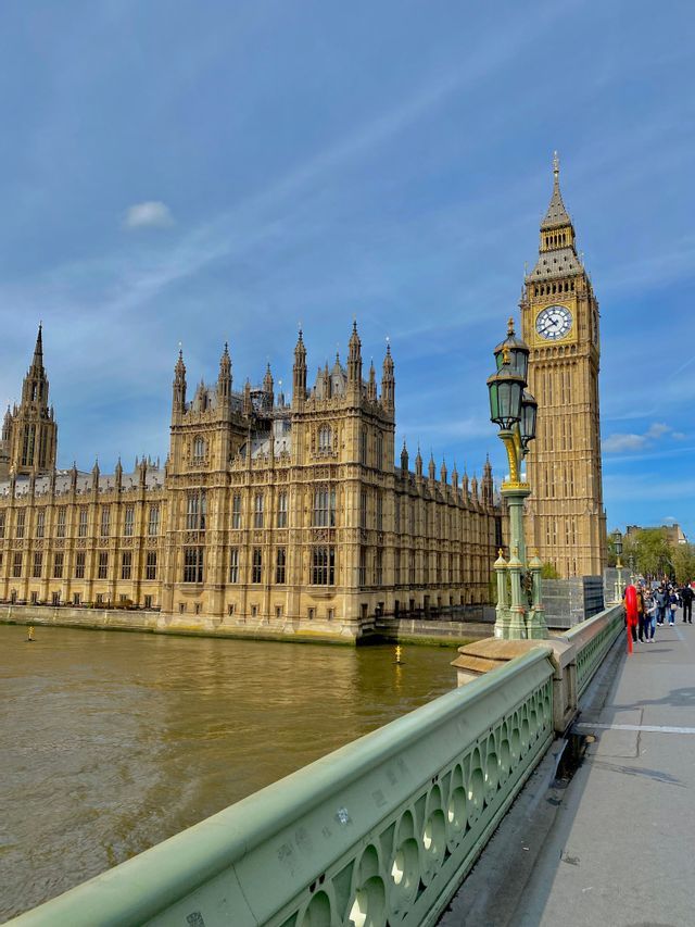 Le Parlement et la tour de l'Horloge de Big Ben, vus depuis le pont de Westminster sur la Tamise par une journée ensoleillée.