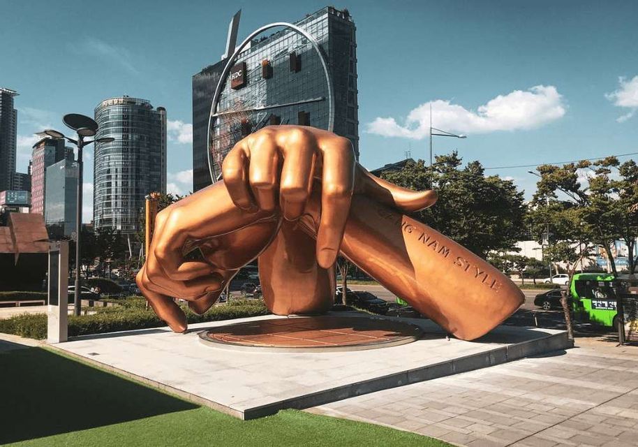 Una grande scultura in bronzo raffigurante due mani incrociate nella posa