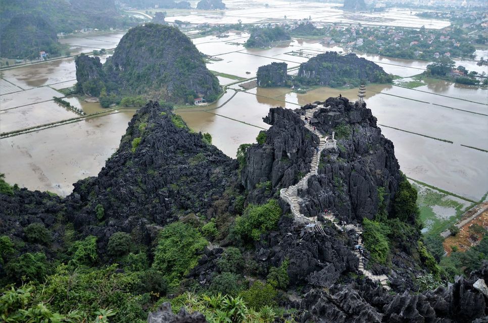Paisaje natural de las escaleras infinitas para llegar a la cima de un monte en Vietnam