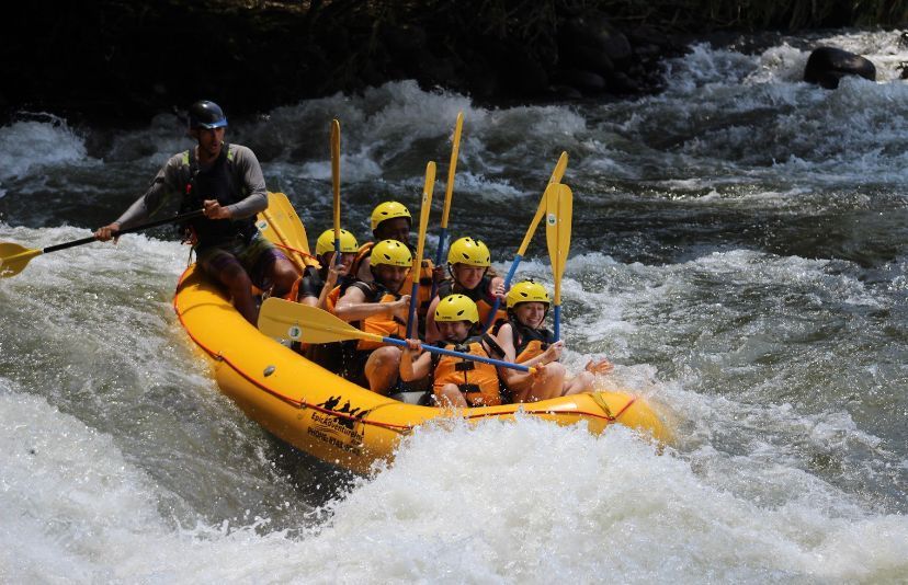 Un viaggio di gruppo WeRoad per fare rafting su gommone giallo, affrontando rapide turbolente con le pagaie.