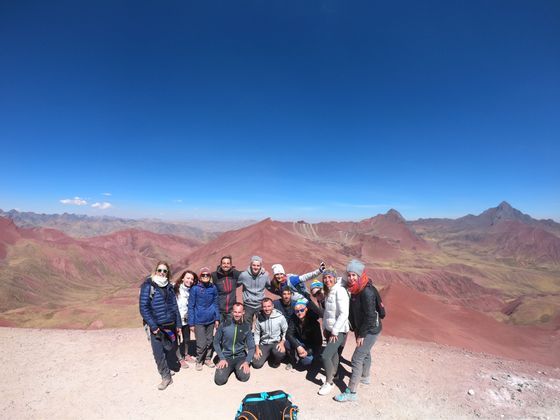 Viaja en grupo con WeRoad con gente de tu edad y descubre Fuerteventura, su naturaleza, playas y aprende a surfear
