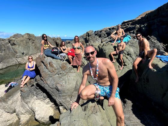 Viaja en grupo con WeRoad con gente de tu edad y descubre Fuerteventura, su naturaleza y playas, y aprende a surfear