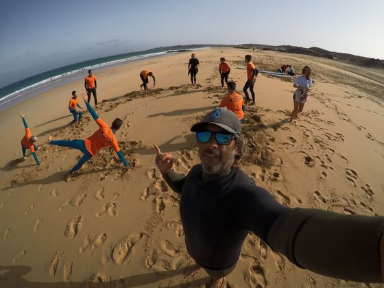 Viaja en grupo con WeRoad con gente de tu edad y descubre Fuerteventura, su naturaleza y playas, y aprende a surfear